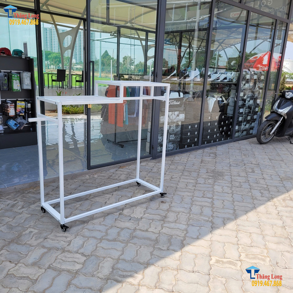 Lắp đặt kệ thời trang c&oacute; b&aacute;nh xe tại TP. Hồ Ch&iacute; Minh 